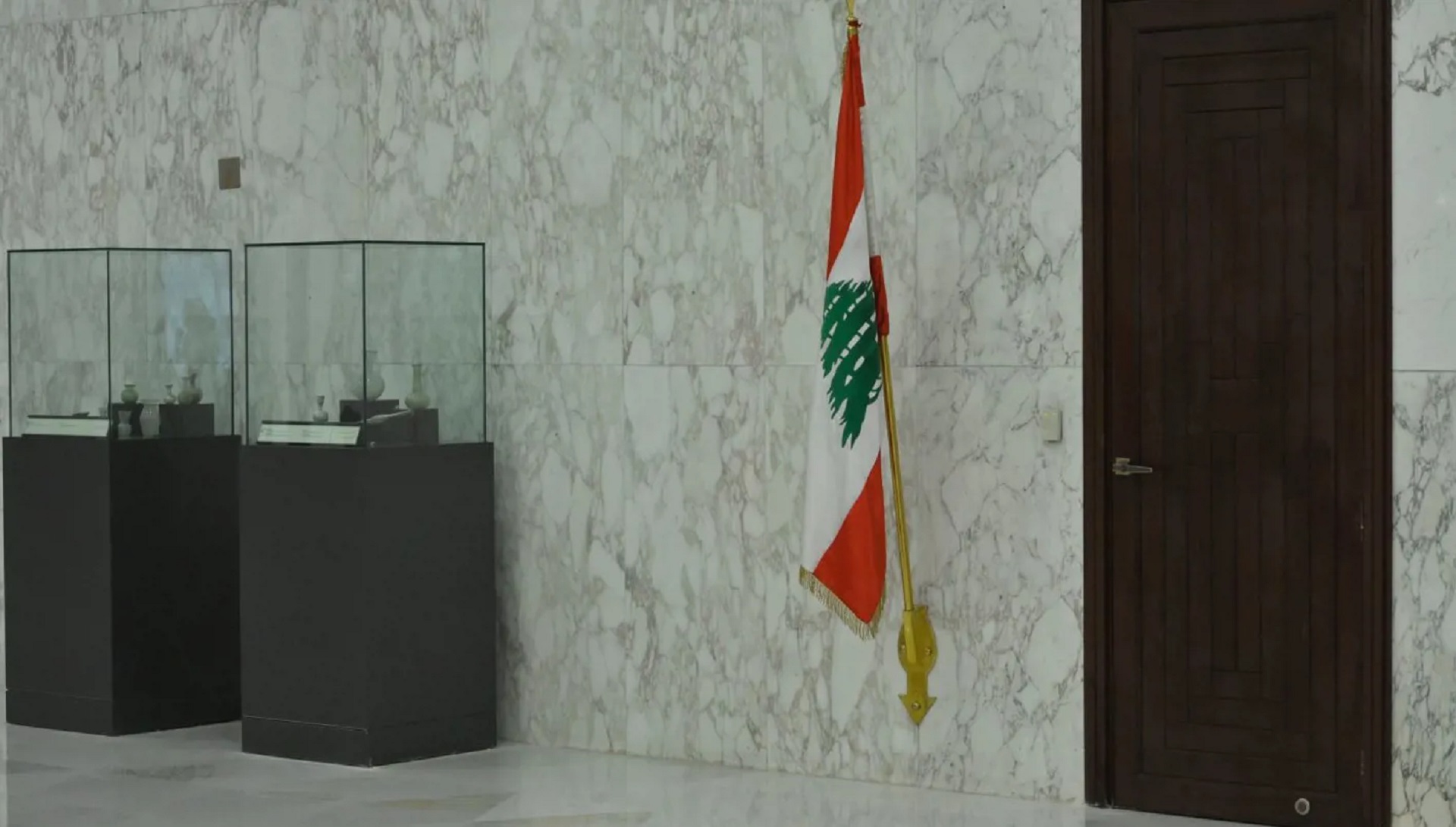 لبنان يتمسك بفصل مساره عن طهران بمواجهة محاولات إعادة الربط